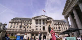 Bank of England Hikes Rates, Sees 13% Inflation, Long Fall