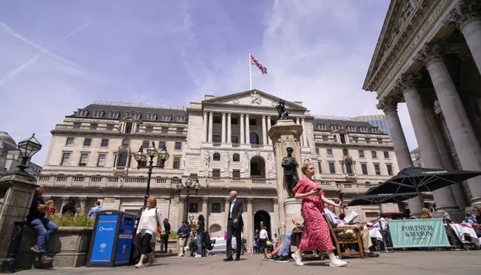 Bank of England Hikes Rates, Sees 13% Inflation, Long Fall